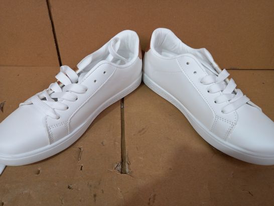 BOXED PAIR OF DESIGNER TRAINERS IN WHITE/COPPER COLOUR EU SIZE 39