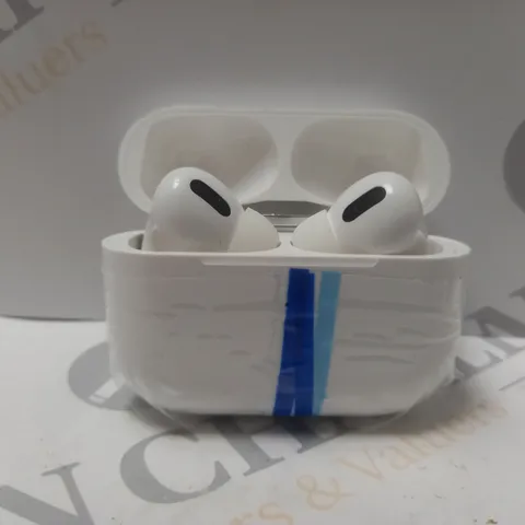 TRUE WIRELESS EARBUDS IN WHITE