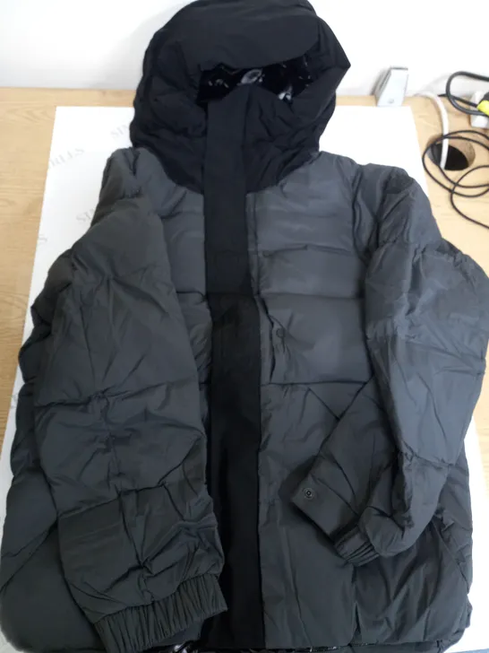 MONCLER HEAVY PADDED BLACK & GREY COAT - SIZE UNSPECIFIED