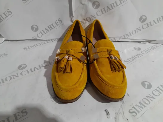 PAIR OF MODA IN PELLE ENLEENA WIDE SUEDE LOAFERS IN YELLOW SIZE 4