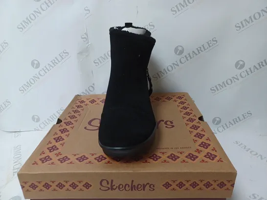 BOXED PAIR OF SKECHERS PARALLEL OFF HOURS SIDE ZIP BOOT BLACK SIZE 5.5