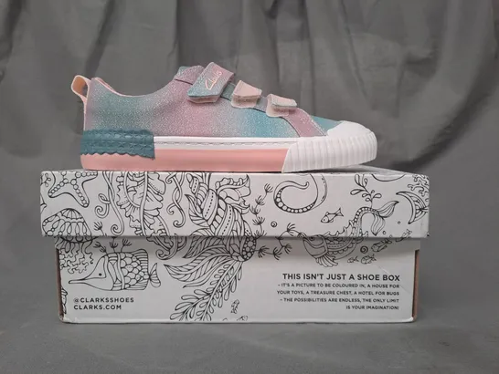 BOXED PAIR OF CLARKS FOXINGBRILL KIDS SHOES IN MULTICOLOUR W. GLITTER EFFECT UK SIZE 12