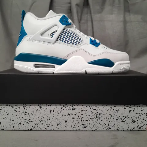 BOXED PAIR OF NIKE AIR JORDAN 4 RETRO SHOES IN OFF WHITE/BLUE UK SIZE 5