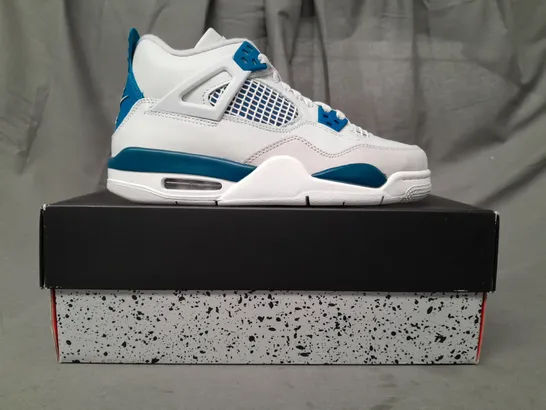 BOXED PAIR OF NIKE AIR JORDAN 4 RETRO SHOES IN OFF WHITE/BLUE UK SIZE 5