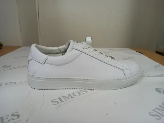 BOXED DANIEL WHITE TRAINERS SIZE UNSPECIFIED