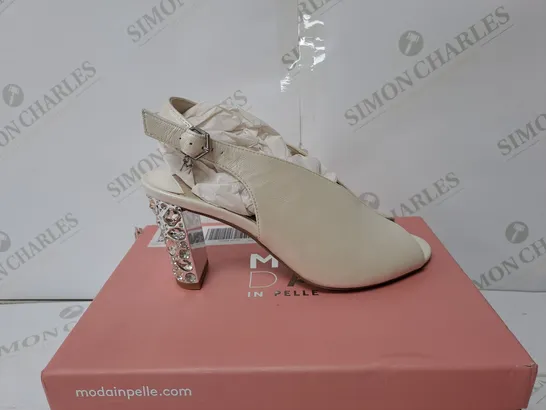 BOXED PAIR OF MODA IN PELLE MELONI IVORY LEATHER PEEP TOE JEWELLED HEEL SANDALS // SIZE: 5 UK