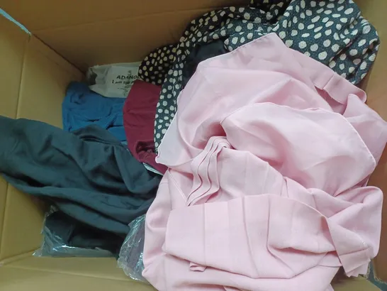 BOX OF APPROXIMATELY 25 ASSORTED CLOTHING ITEMS TO INCUDE - JEANS,  JUMPERS , T-SHIRTS ,ECT 
