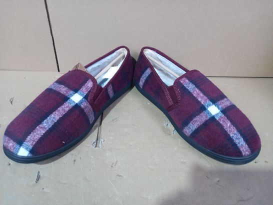 BOXED PAIR OF DESIGNER SLIPPERS IN RED UK SIZE 10