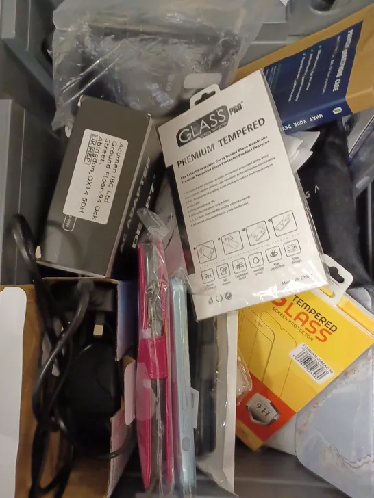 BOX OF APPROXIMATELY 30 ASSORTED SMARTPHONE AND ELECTRICAL PRODUCTS/ACCESSORIES TO INCLUDE CARBON MONOXIDE ALARM, SCREEN PROTECTORS, INTEL PROCESSOR ETC