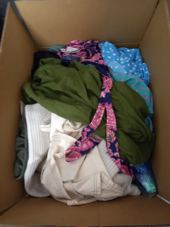 LARGE QUANTITY OF CLOTHING ITEMS TO INCLUDE DRESSES, SWEATERS, JEANS, T-SHIRTS, ETC