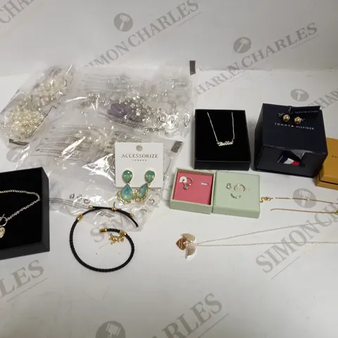 LOT OF 11 JEWELLERY ITEMS, TO INCLUDE COACH, RACHEL JACKSON, TOMMY HILFIGER, ETC