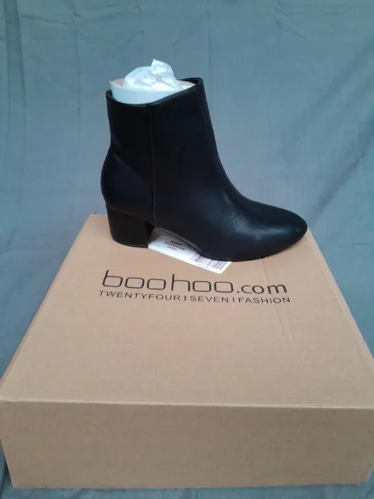 BOXED PAIR OF BOOHOOMAN BASIC BLOCK HEEL SHOE BOOT BLACK SIZE 4 