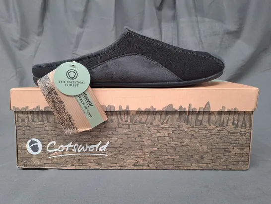 BOXED PAIR OF COTSWOLD WESTWELL SLIPPERS IN BLACK EU SIZE 45