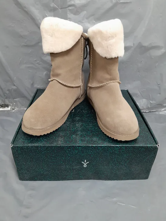 BOXED PAIR OF EMU AUSTRALIA BOOTS IN MUSHROOM SIZE 7