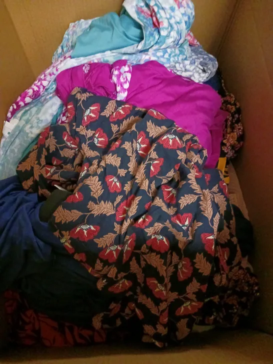 BOX OF APPROXIMATELY 10 ASSORTED CLOTHING AND FASHION ITEMS IN VARIOUS STYLES, SIZES, AND COLOURS / COLLECTION ONLY 