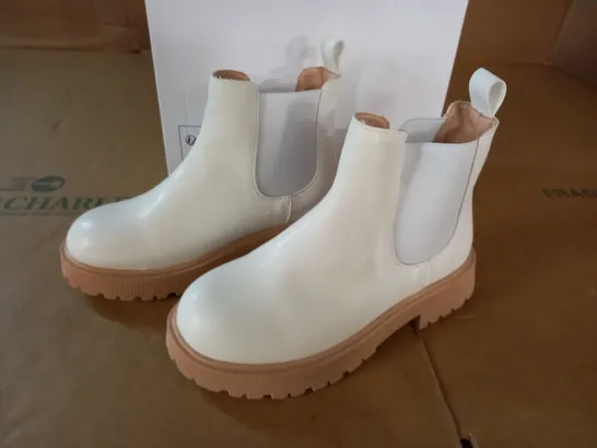 PAIR OF WHITE PU BOOTS - EUR 32