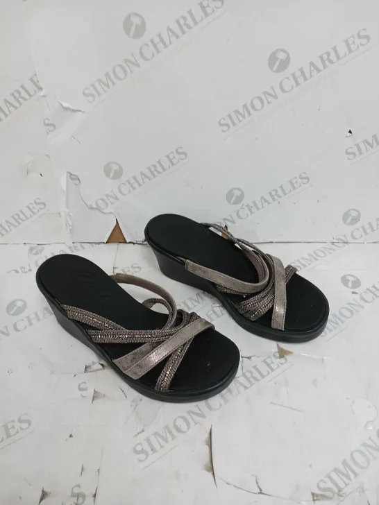UNBOXED PAIR OF SKETCHERS CLASSY WAY WEDGE PEWTER SIZE 4