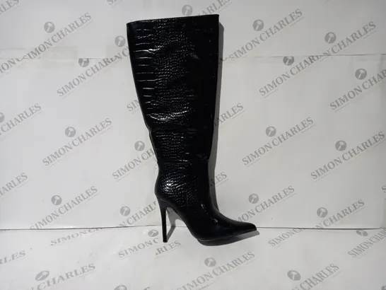 BOXED PAIR OF PRETTY LITTLE THING BELOW KNEE STILETTO HEEL BOOTS IN BLACK SIZE 3