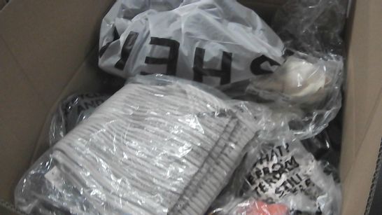 BOX OF APPROX 40 ASSORTED CLOTHING ITEMS WITH VARYING STYLES/SIZE/COLOURS TO INCLUDE: JUMPERS, TOPS, BOXERS