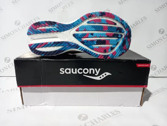 BOXED PAIR OF SAUCONY TRIUMPH 20 RUNNING SHOES IN GREY/MULTICOLOUR UK SIZE 7