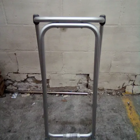 WALKING FRAME IN SLIVER WITH RUBBER FEET