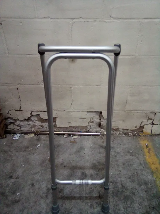 WALKING FRAME IN SLIVER WITH RUBBER FEET