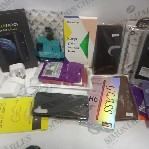 APPROXIMATELY 30 ASSORTED MOBILE PHONE ACCESSORIES INCLUDING CHARGERS, PHONE CASES AND SCREEN PROTECTORS