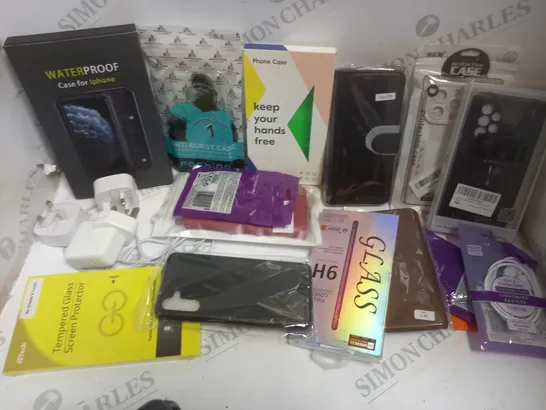 APPROXIMATELY 30 ASSORTED MOBILE PHONE ACCESSORIES INCLUDING CHARGERS, PHONE CASES AND SCREEN PROTECTORS