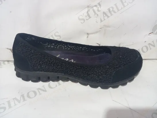 BOXED PAIR OF SKECHERS MEMORY FOAM SHOES IN BLACK UK SIZE 3.5