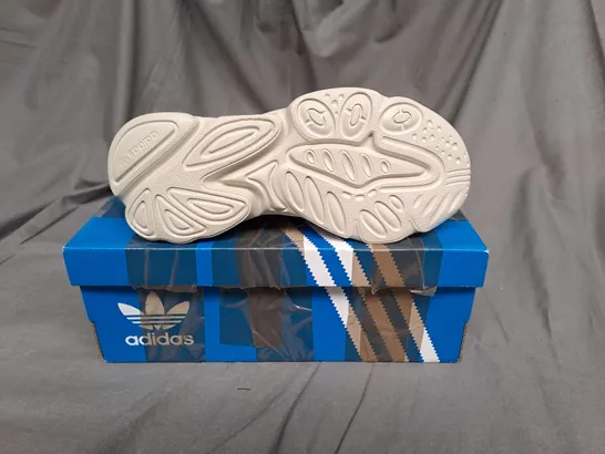 BOXED PAIR OF ADIDAS OZWEEGO TRAINERS IN VINTAGE WHITE SIZE 2