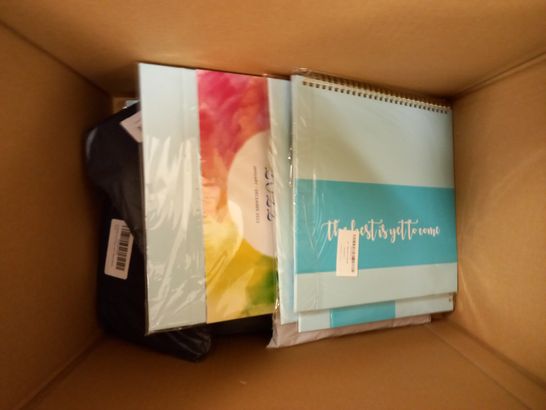 BOX OF APPROXIMATELY 20 ASSORTED HOUSEHOLD ITEMS TO INCLUDE 2022 CALENDAR, PHONE CASE, DOCUMENT FOLDER, ETC