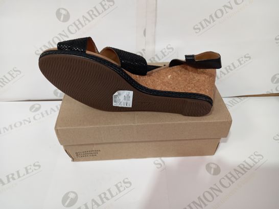 BOXED PAIR OF CLARKS SIZE 7.5 E