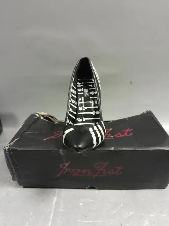 BOXED PAIR OF IRON FIST LADIES SHOT THROUGH THE HEART HIGH TOP SHOES IN BLACK - 5 