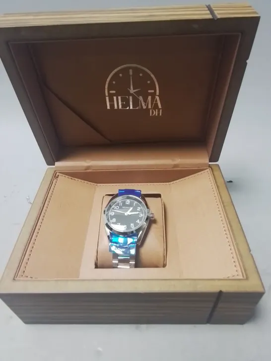 HELMA DH BLACK FACED STAINLESS STEEL GENTS WATCH WITH METAL STRAP IN WOODEN GIFT BOX