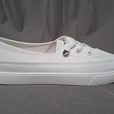 BOXED PAIR OF FASHION JIUYOU SHOES IN WHITE EU SIZE 40