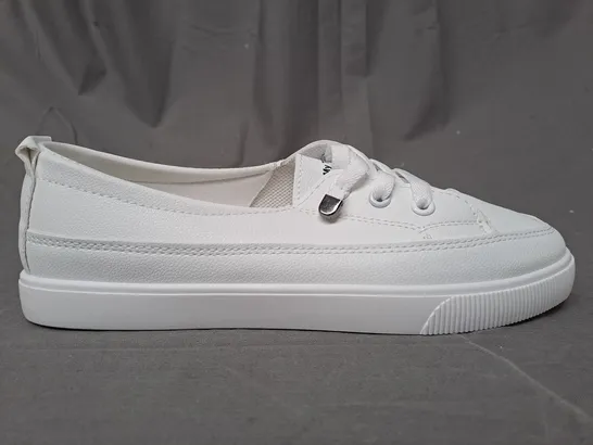 BOXED PAIR OF FASHION JIUYOU SHOES IN WHITE EU SIZE 40