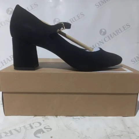 BOXED PAIR OF LINZI MADELINE CLOSED TOE BLOCK HEEL SUEDE SHOES IN BLACK SIZE 5