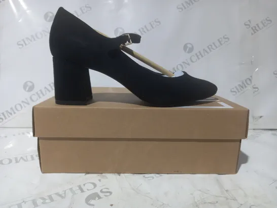 BOXED PAIR OF LINZI MADELINE CLOSED TOE BLOCK HEEL SUEDE SHOES IN BLACK SIZE 5