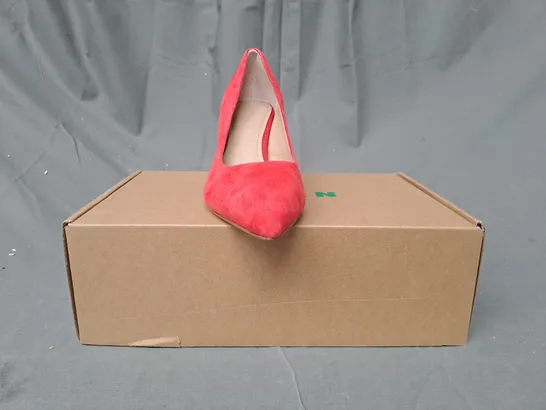 BOXED PAIR OF BODEN POINTED TOE MID-HEEL SHOES IN RED EU SIZE 38