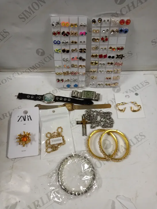 BOX OF APPROXIMATELY 30 ASSORTED JEWELLERY ITEMS TO INCLUDE STUD EARRINGS, ZARA RING, WATCHES ETC 