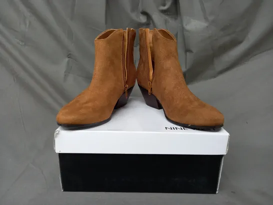 BOXED PAIR OF NINE WEST TRISTIN SUEDETTE ANKLE BOOTS IN BROWN SIZE 5