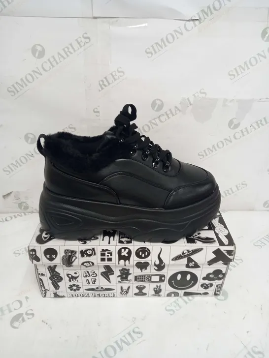 BOXED PAIR OF KOI FOOTWEAR FLUFFY BLACK STRIKER BUBBLE TRAINER IN BLACK - SIZE 5