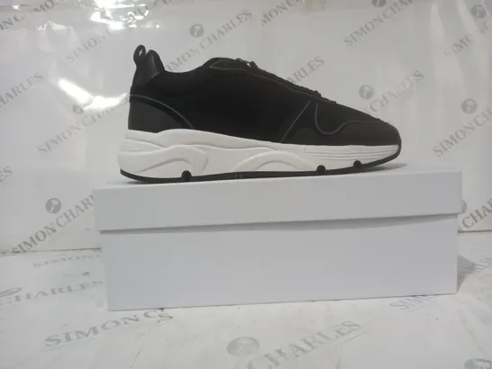 BOXED PAIR OF ARNE FLEX RUNNER SHOES IN BLACK UK SIZE 8