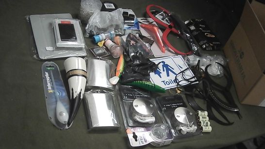 SMALL BOX OF ASSORTED ITEMS TO INCLUDE FISHING SUPPLIES, MEASURING TOOLS, HIP FLASKS, CEILING SWITCHES 