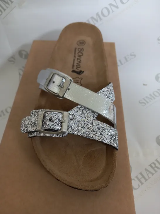 BONOVA SANDLES IN SILVER SIZE 6 