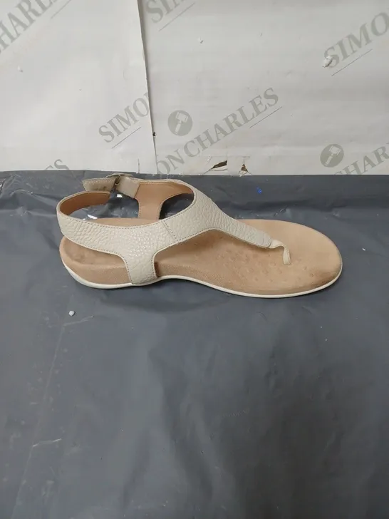 VIONIC LADIES SANDALS CREAM SIZE 7