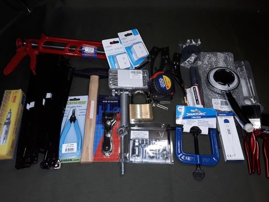 LOT OF ASSORTED DIY AND FITTING ITEMS TO INCLUDE 3WAY CLAMP, PRECISION PLIERS AND CAULKING GUN
