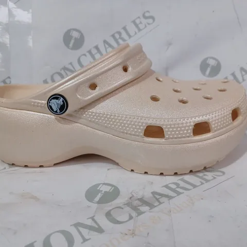 BOXED PAIR OF CROCS CLASSIC PLATFORM SHIMMER CLOGS IN VANILLA COLOUR UK SIZE 4