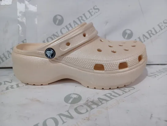 BOXED PAIR OF CROCS CLASSIC PLATFORM SHIMMER CLOGS IN VANILLA COLOUR UK SIZE 4