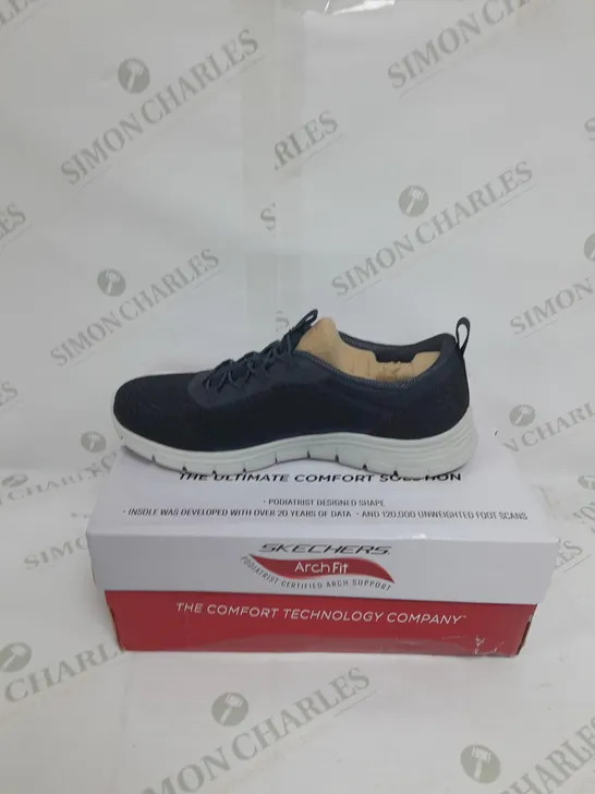 BOXED PAIR OF SKECHERS ARCH FIT VISTA BUNGEE TRAINERS IN NAVY SIZE 5